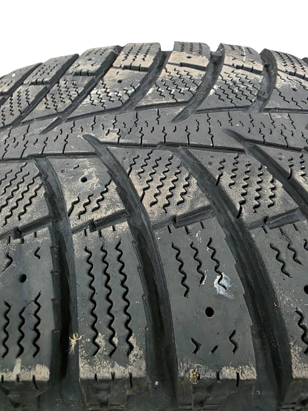 2356517 USED WINTER TIRE-3of 3 matches 4/32nds center 8/32nds outer edge